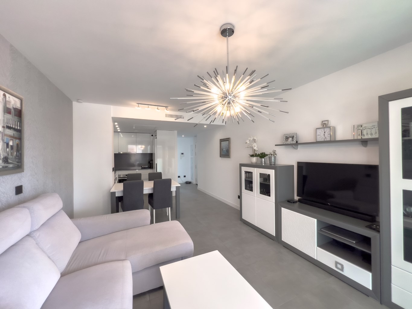 Contemporary Apartment with Pool, Gym & High Rental Potential - Photo 3