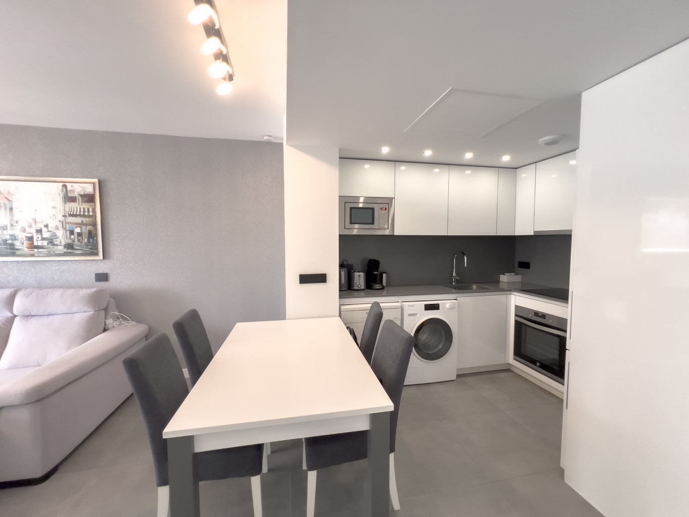 Contemporary Apartment with Pool, Gym & High Rental Potential - Photo 7