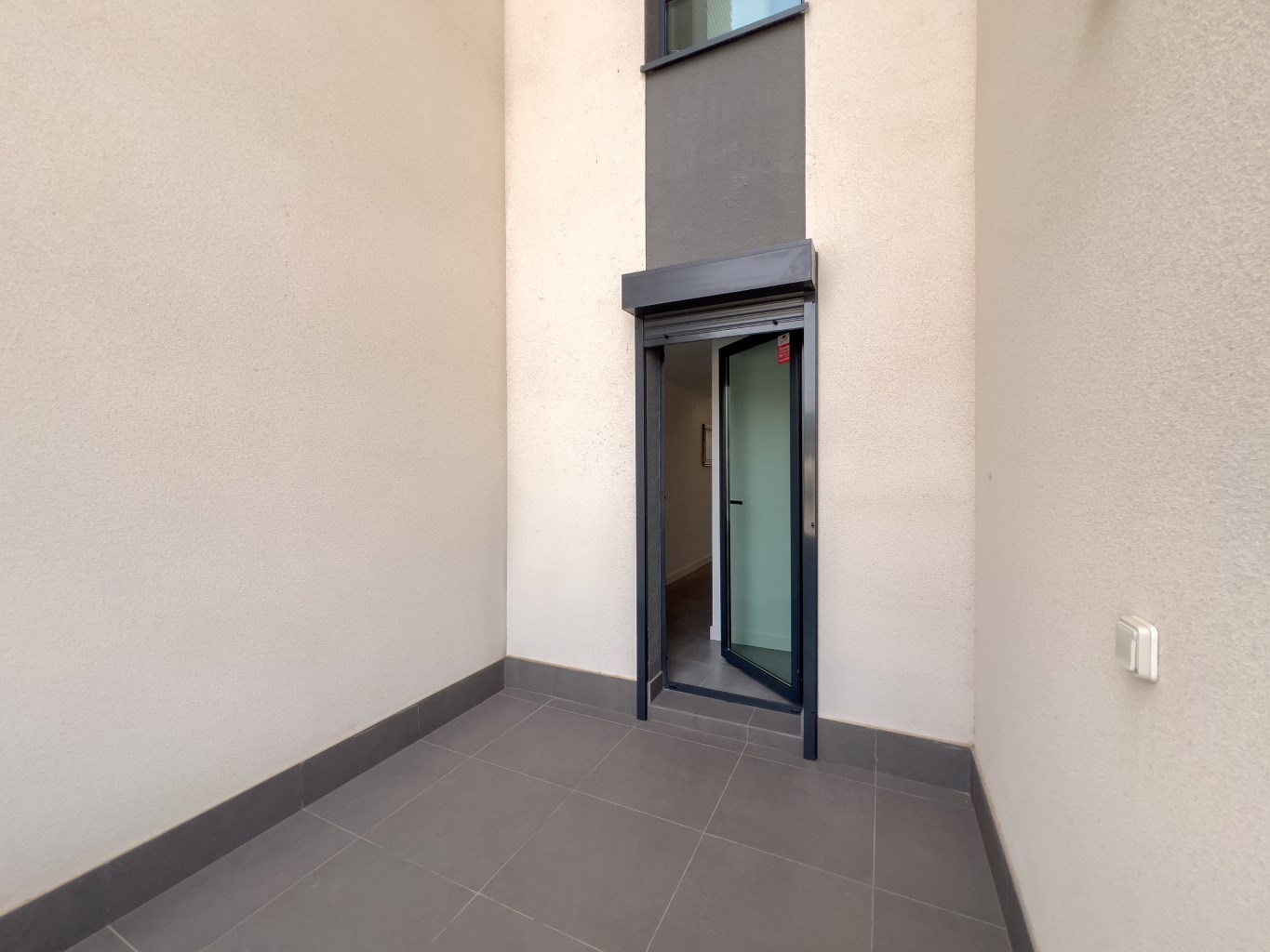 Contemporary Apartment with Pool, Gym & High Rental Potential - Photo 18