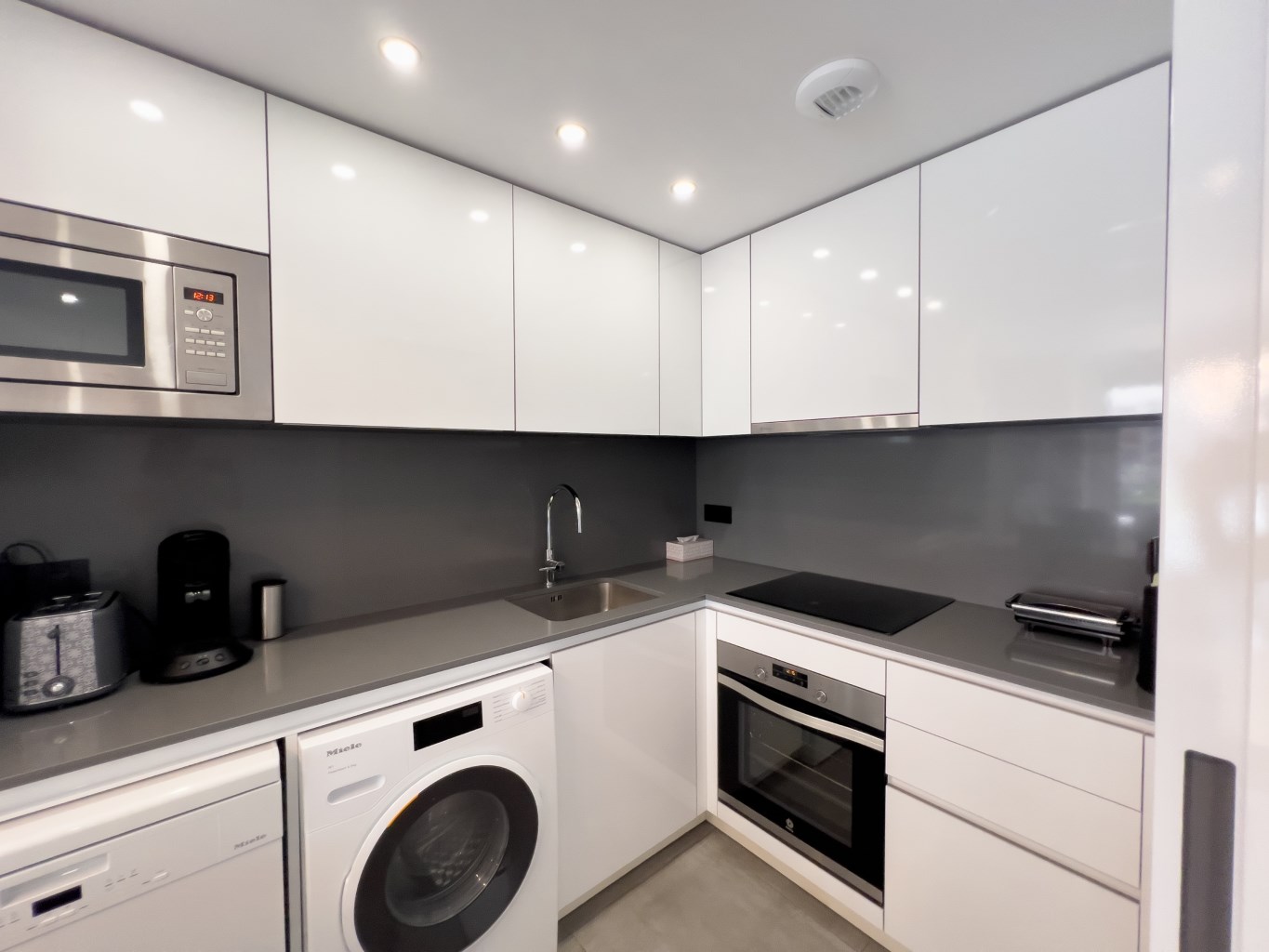 Contemporary Apartment with Pool, Gym & High Rental Potential - Photo 8