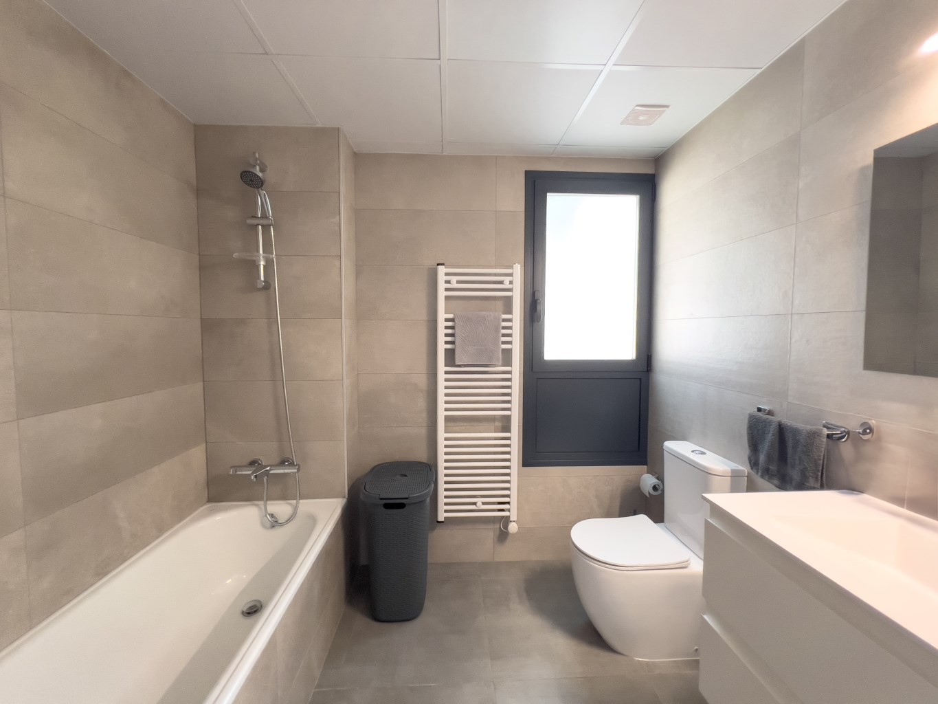 Contemporary Apartment with Pool, Gym & High Rental Potential - Photo 16