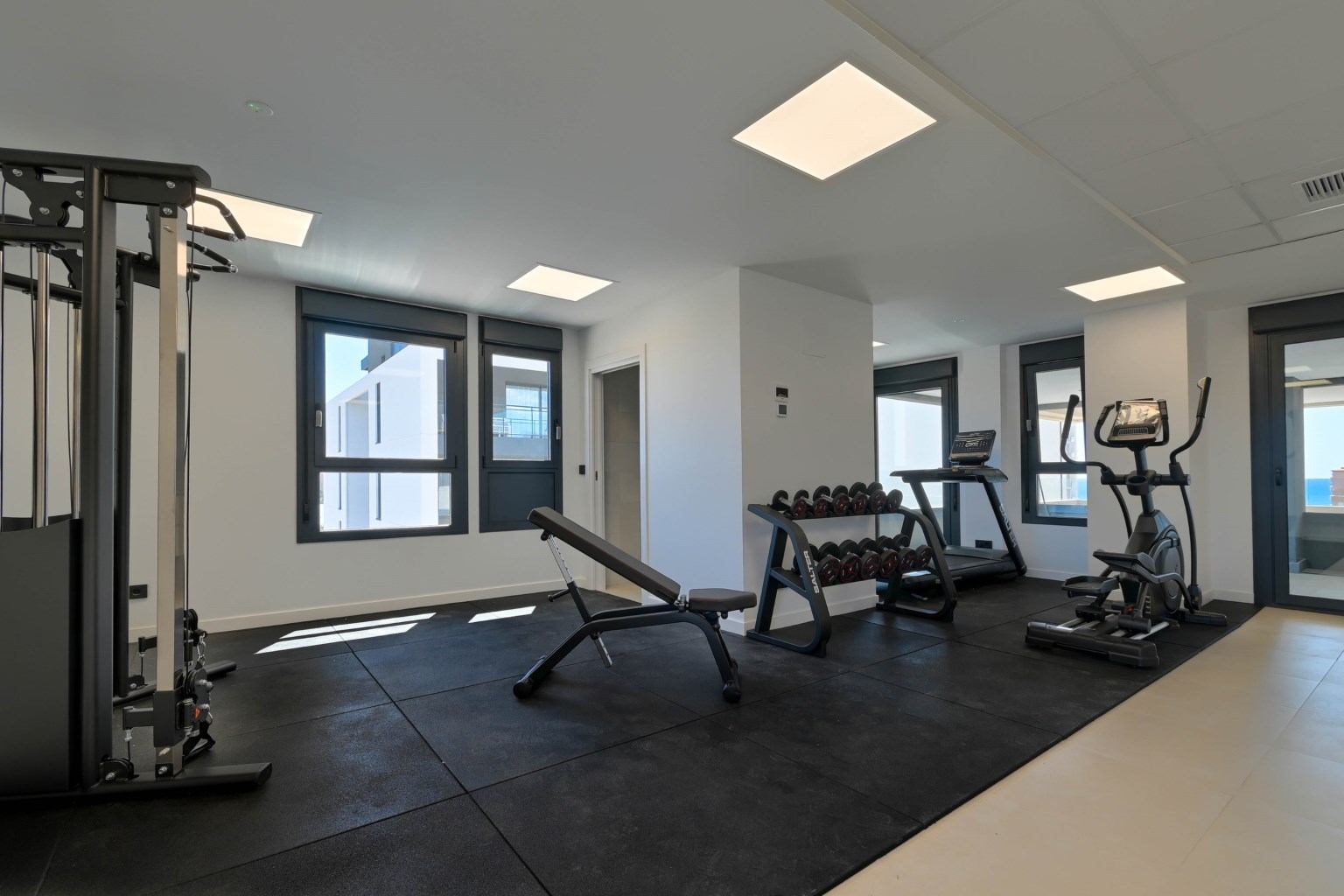 Contemporary Apartment with Pool, Gym & High Rental Potential - Photo 25