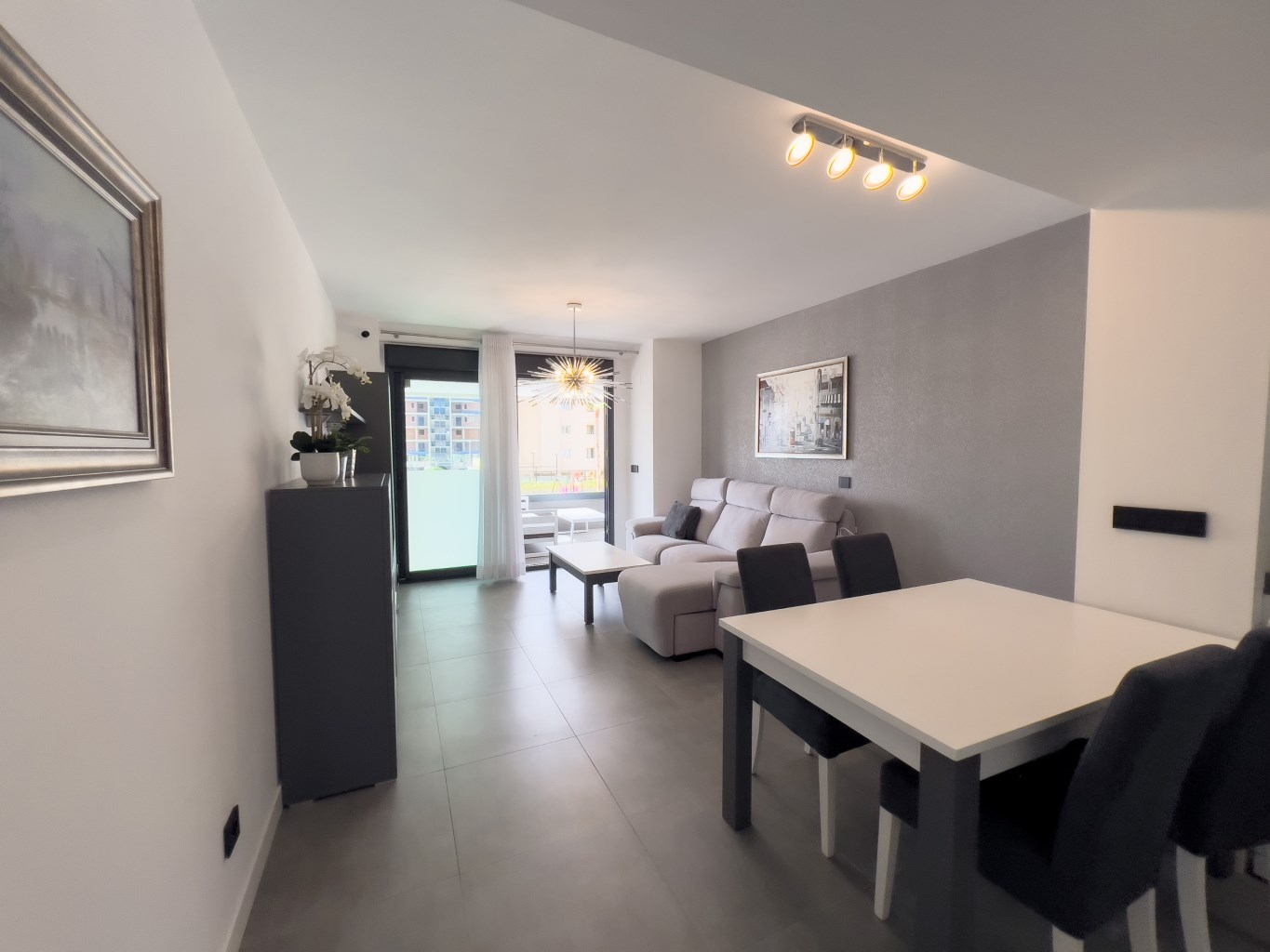 Contemporary Apartment with Pool, Gym & High Rental Potential - Photo 6