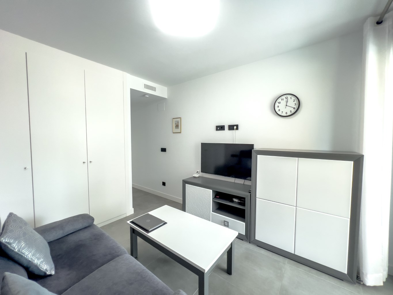 Contemporary Apartment with Pool, Gym & High Rental Potential - Photo 10