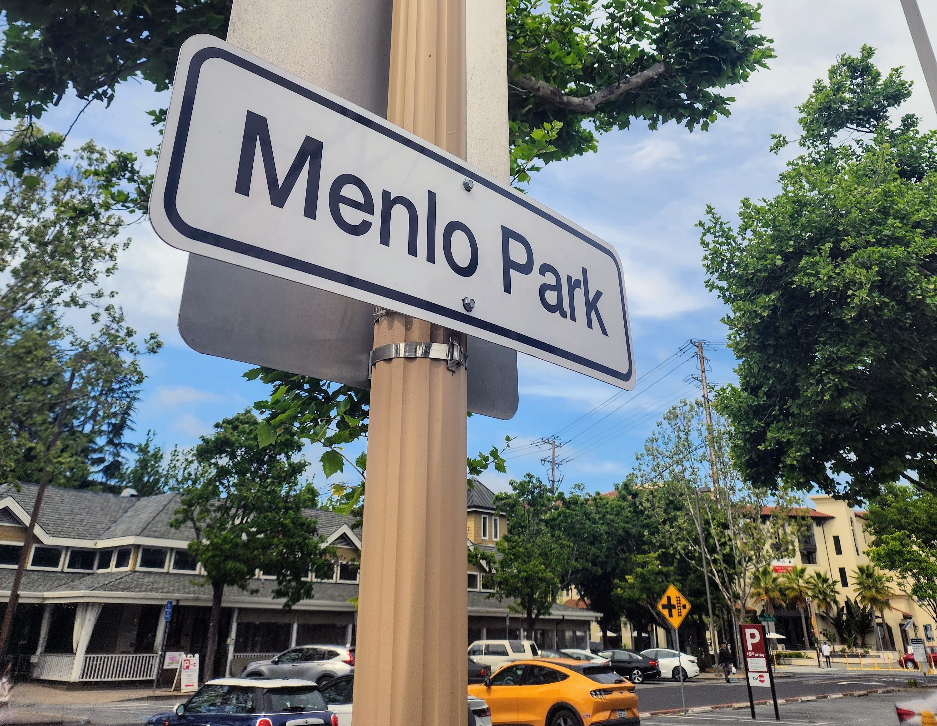 Señal de Menlo Park en Silicon Valley, sede tecnológica de Peaking AI fundada por ingenieros mexicanos
