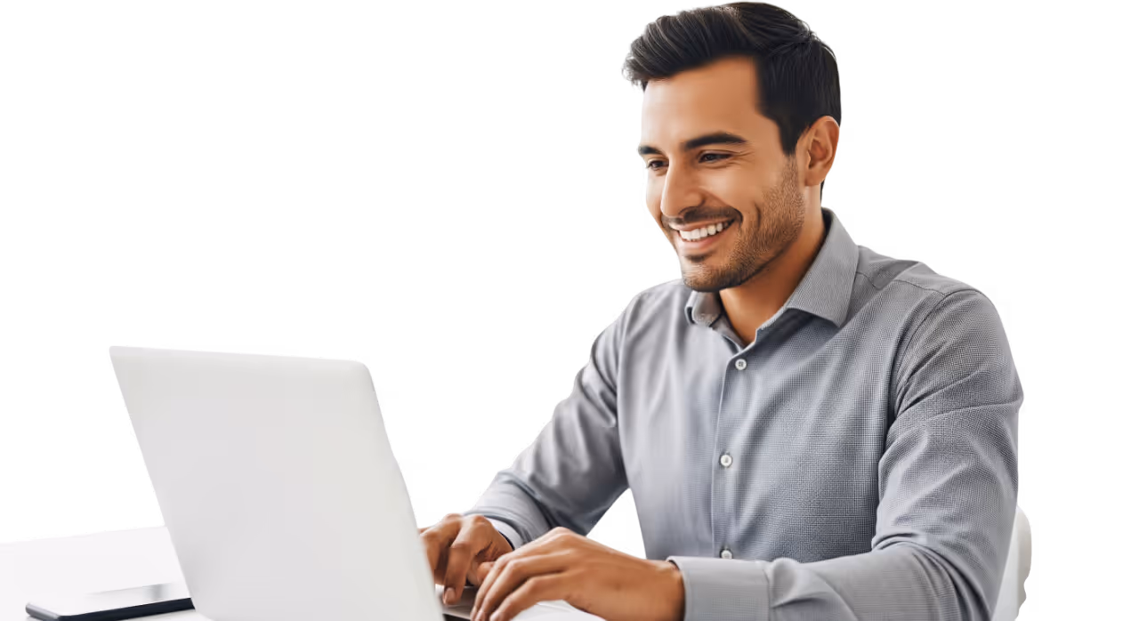 Profesional usando Prompt Studio en laptop para personalizar agente de IA en oficina moderna