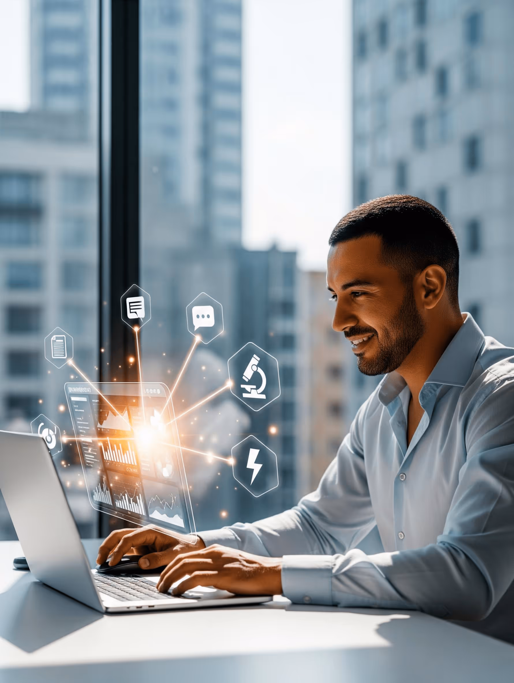 Profesional usando laptop con un dashboard flotante que conecta Knowledge Base, Prompt Studio, Peaking Labs, Onboarding y los logos oficiales de WhatsApp, Instagram, Messenger y Website