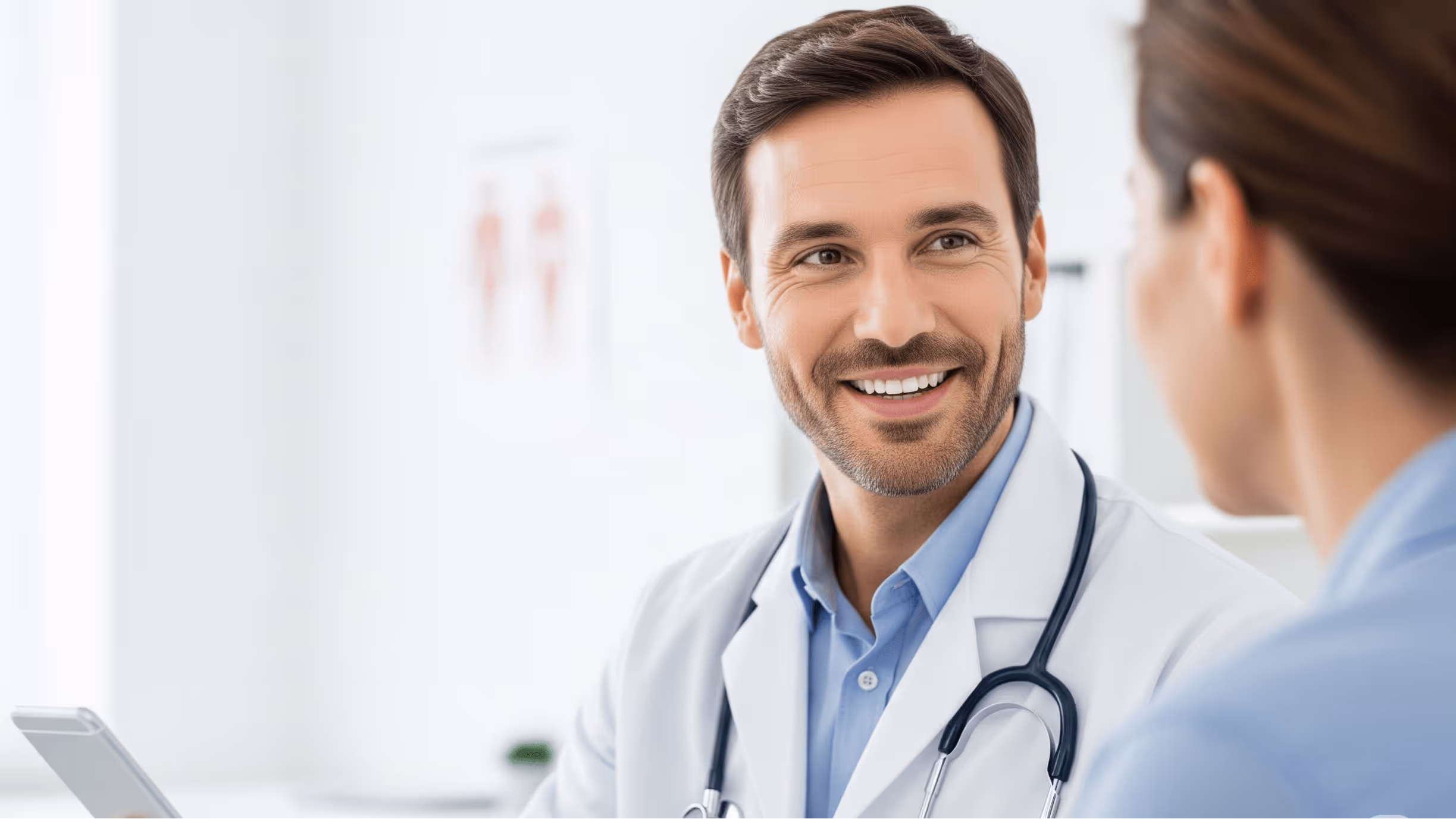 Médico feliz dedicando más tiempo a pacientes gracias a Peaking en su consultorio.