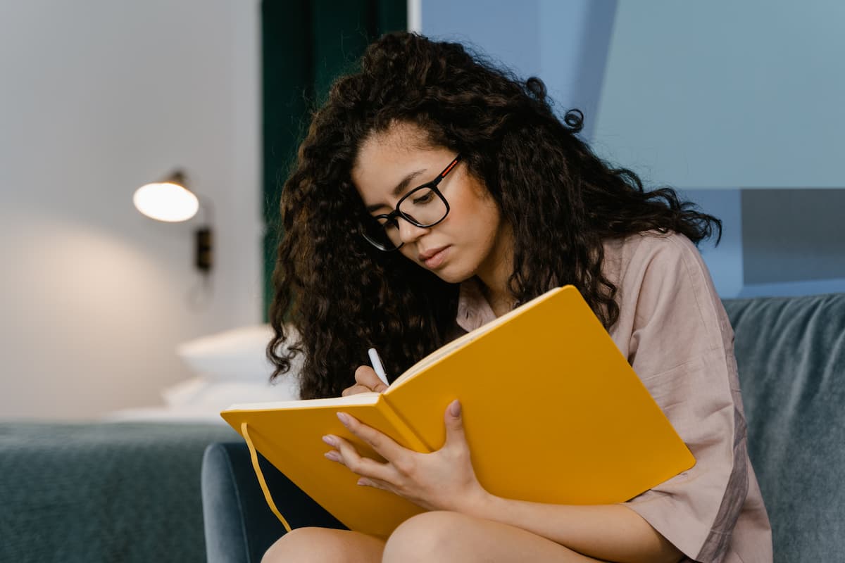 In this post we'll discuss how anxiety journaling can help provide relief, allowing you to cultivate a more empowering mindset.