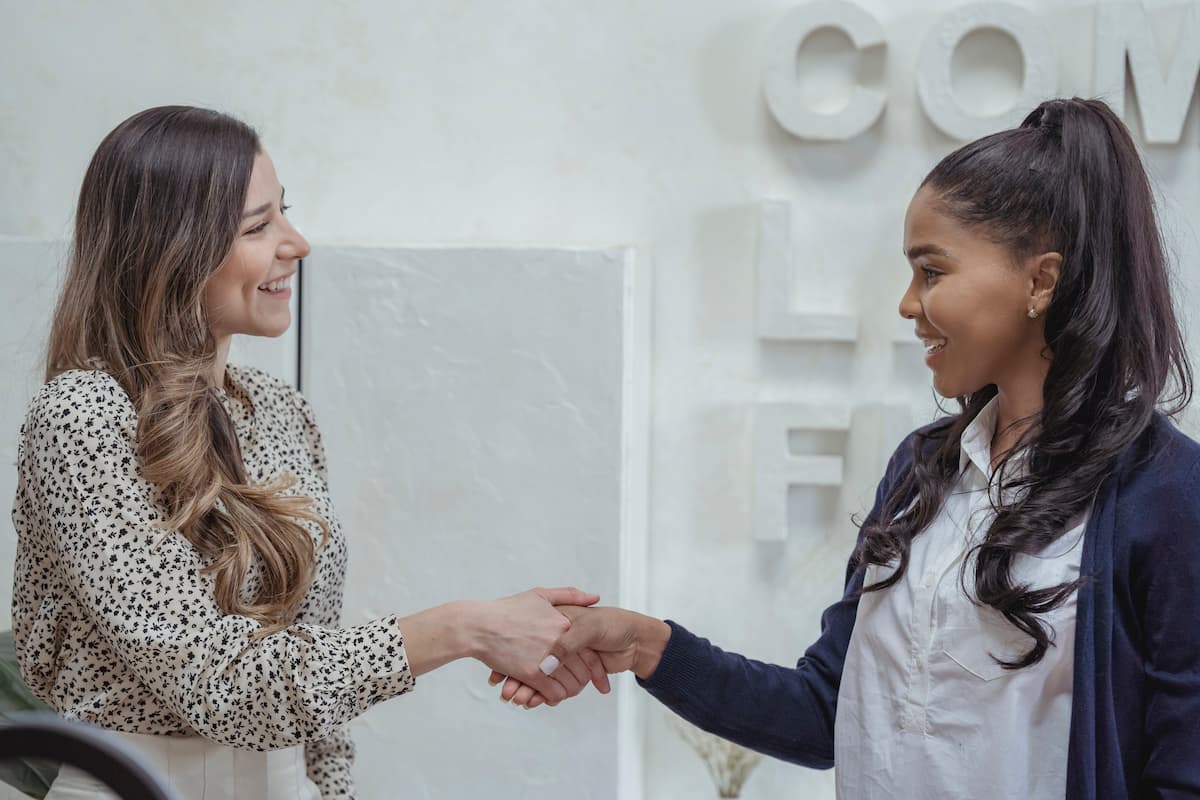 In this article, we explore techniques for starting conversations with strangers, building rapport and making new connections.