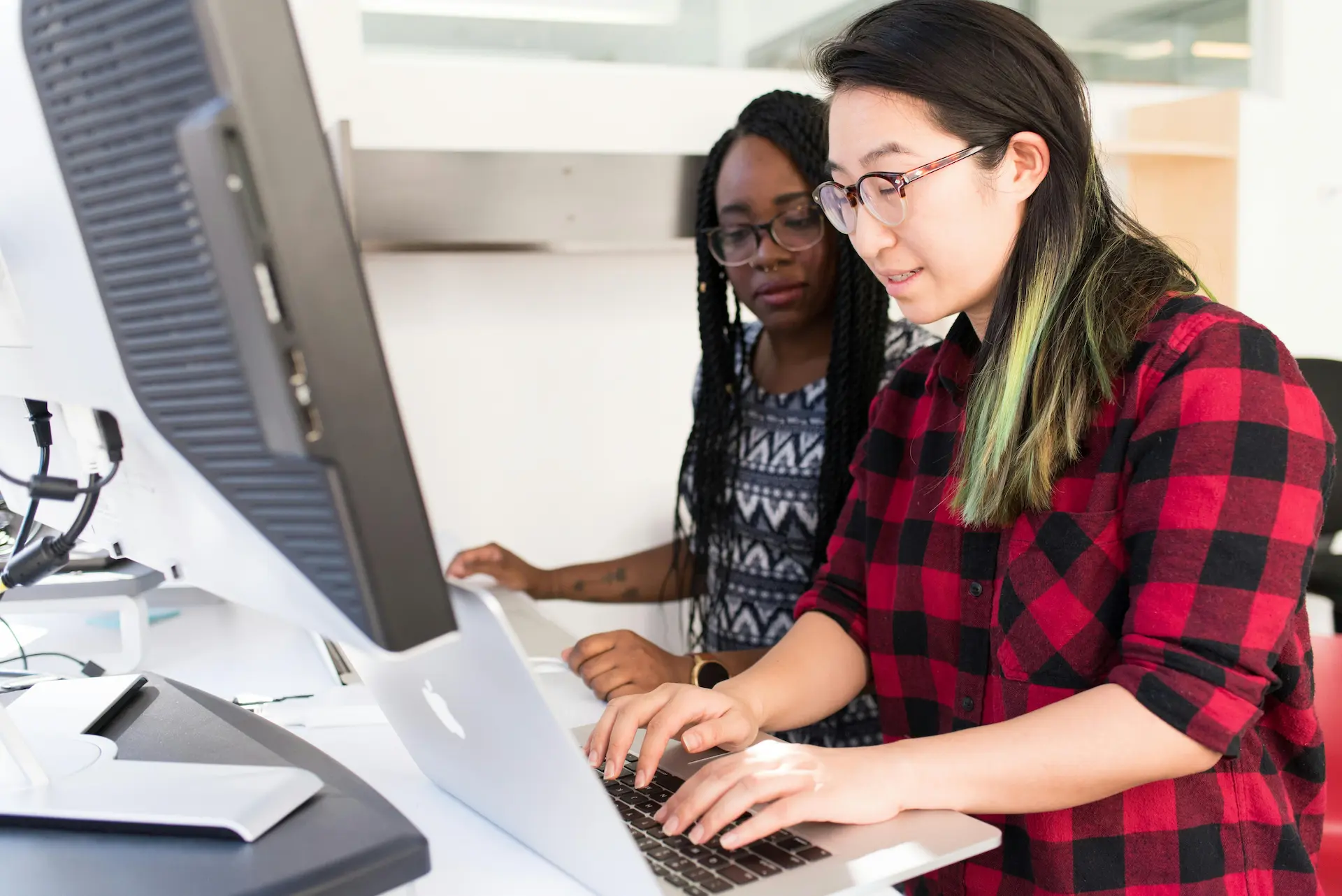 Explorez des stratégies pour booster la diversité et l'inclusion en entreprise, stimulant l'innovation et la performance dans un environnement valorisant.