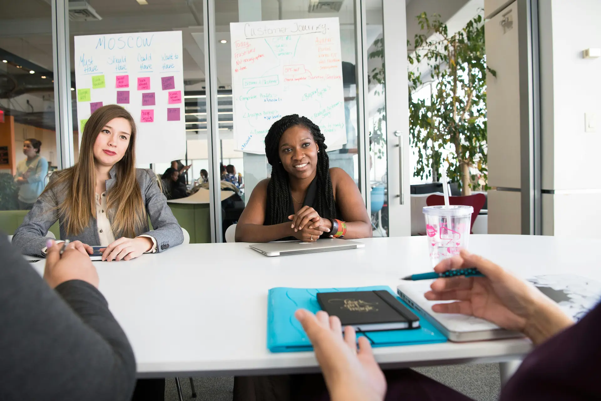 Diversité en entreprise: un moteur d'innovation et de performance. Découvrez comment des talents variés transforment la créativité et les résultats.