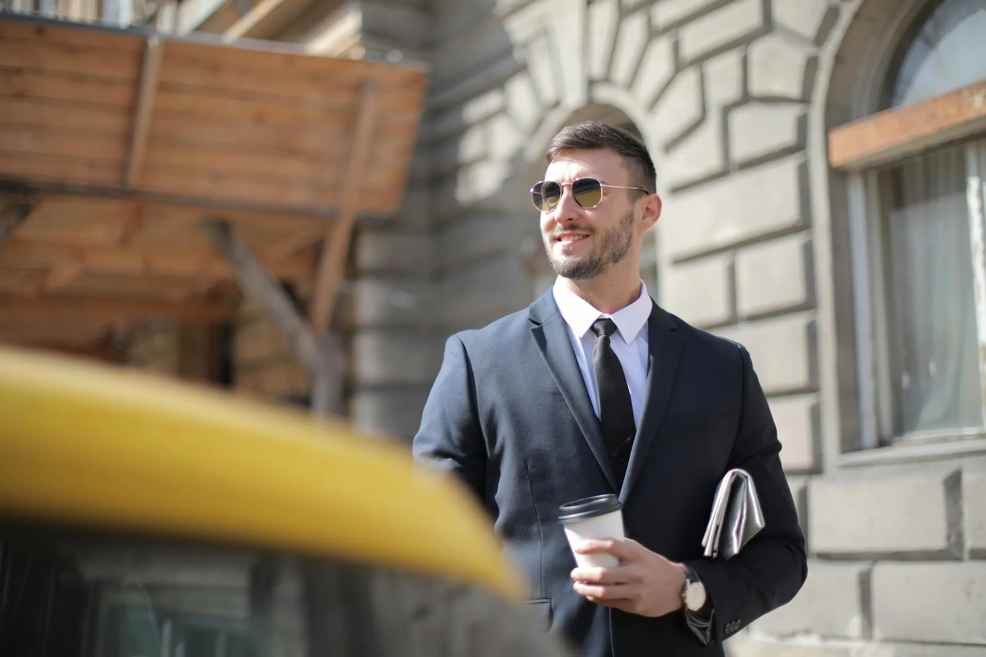 Découvrez comment un coach bien-être crée un environnement de travail productif et durable en améliorant la santé et la satisfaction des employés.