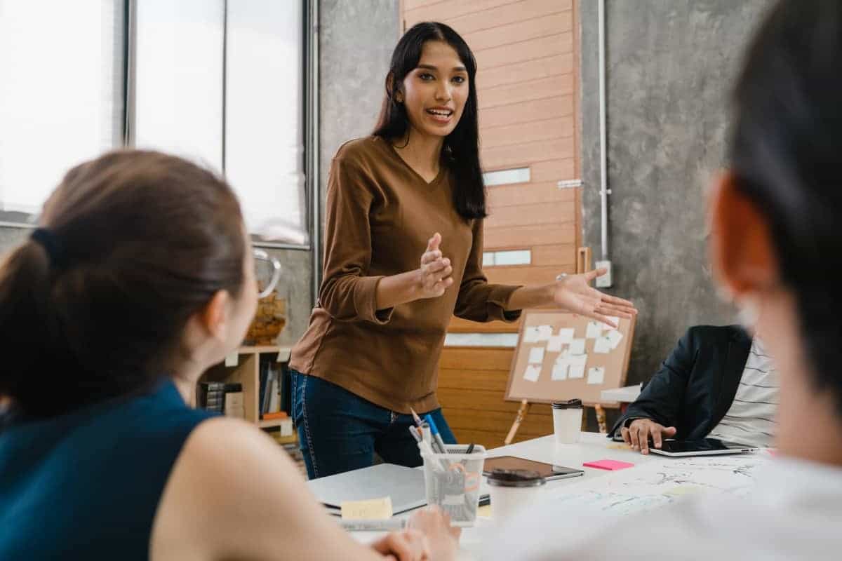 Der Anteil von Frauen in Führungspositionen liegt bei nur 19%, was die Notwendigkeit einer echten Gleichstellung der Geschlechter zeigt.