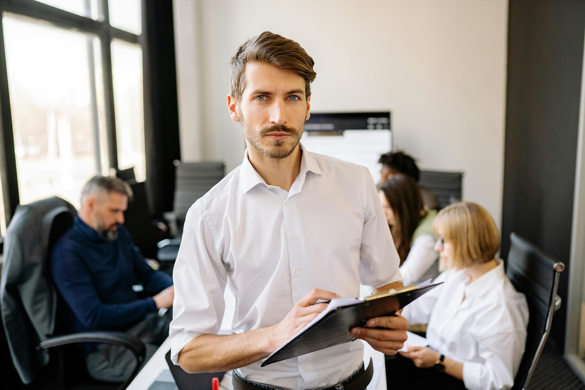 Personalisierte Coaching-Programme fördern individuelle Stärken und passen sich gezielt den einzigartigen Herausforderungen und Zielen von Führungskräften an.