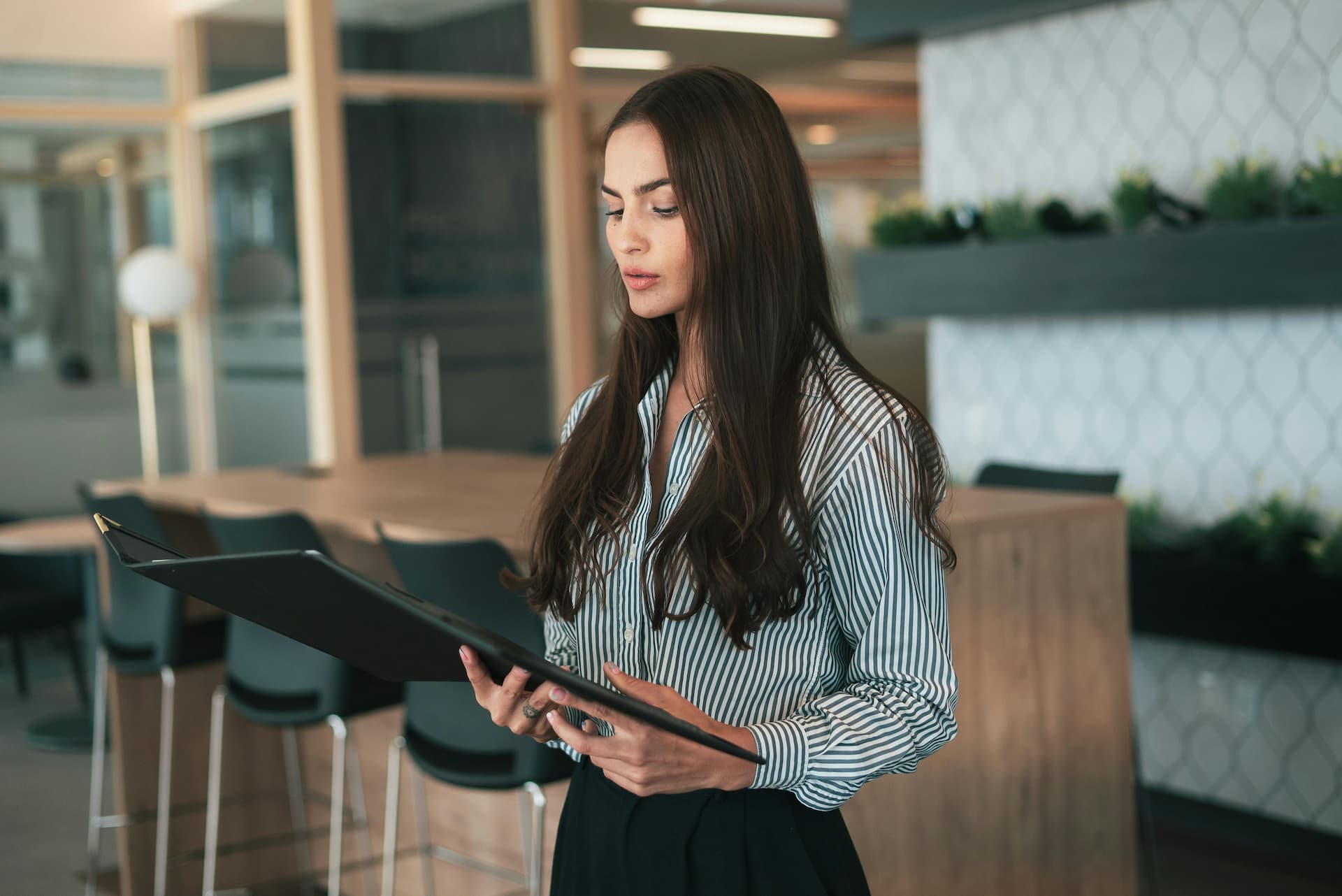 Entdecken Sie wichtige Führungsqualitäten, mit denen Frauen im Geschäftsleben erfolgreich sein können. Erfahren Sie mehr über strategische Fähigkeiten, Empathie und wie Coaching den Weg zum Erfolg ebnen kann.