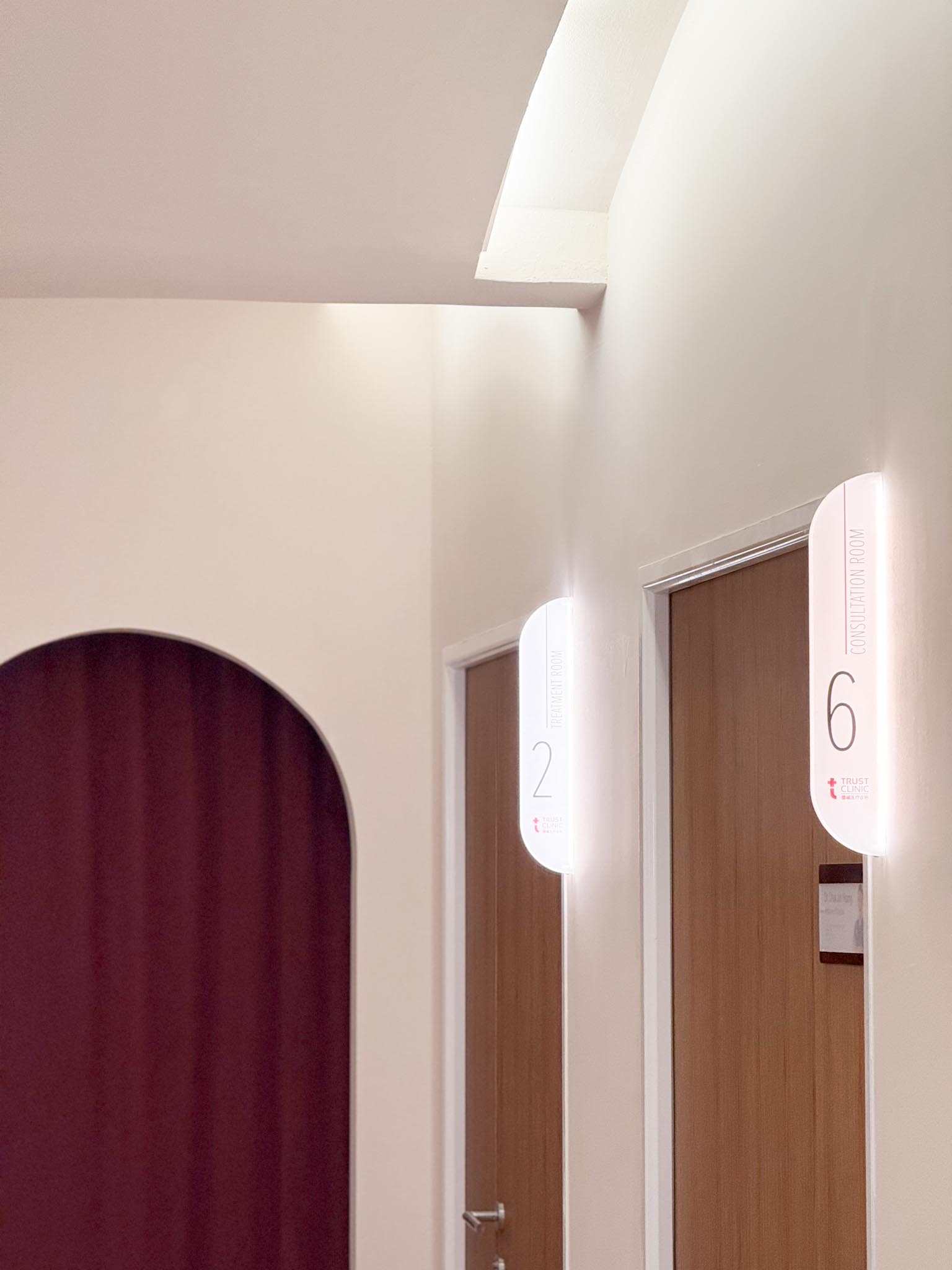 image of job applicants in a discussion (for a medical clinic)