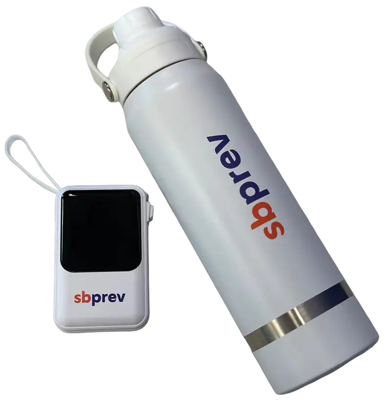 Brindes do sorteio: garrafa térmica e carregador portátil com a marca sbprev