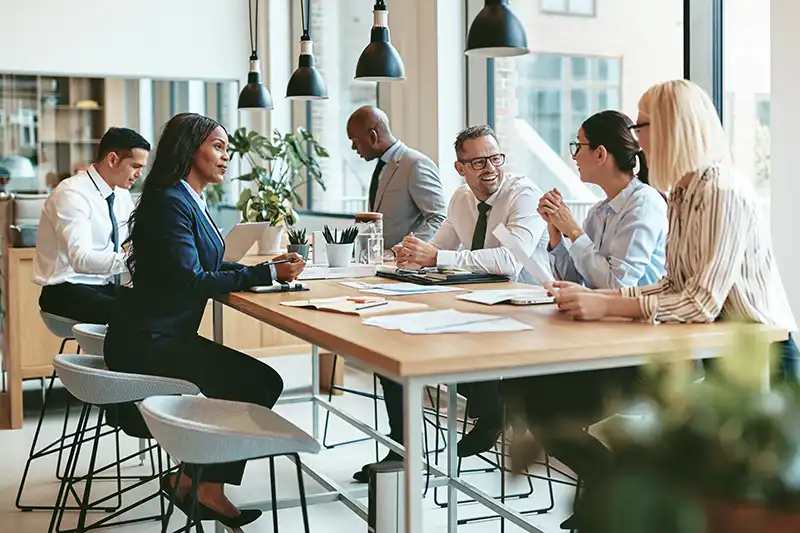 Um grupo de pessoas trabalhando em um ambiente de escritório