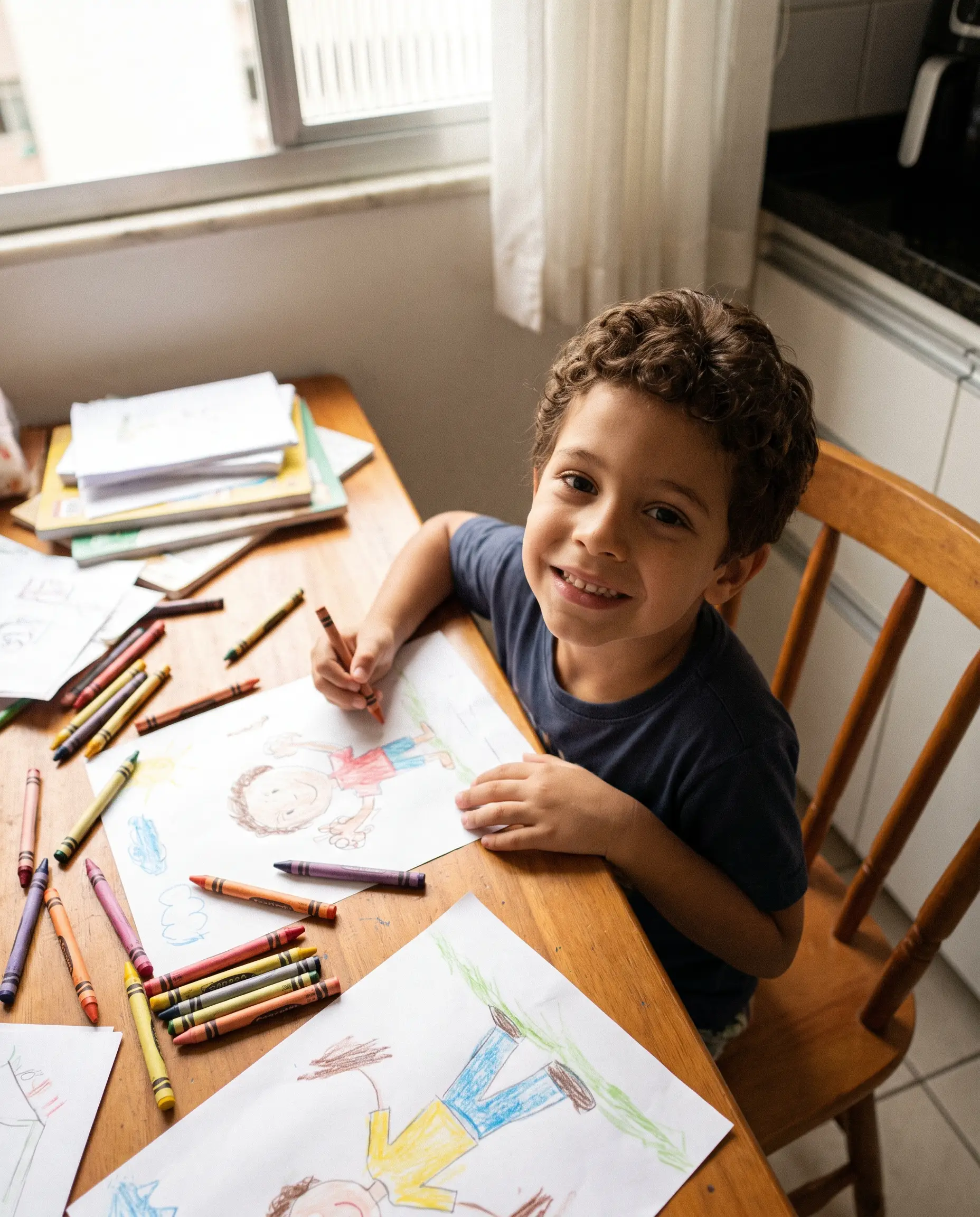 Menino desenhando com giz de cera