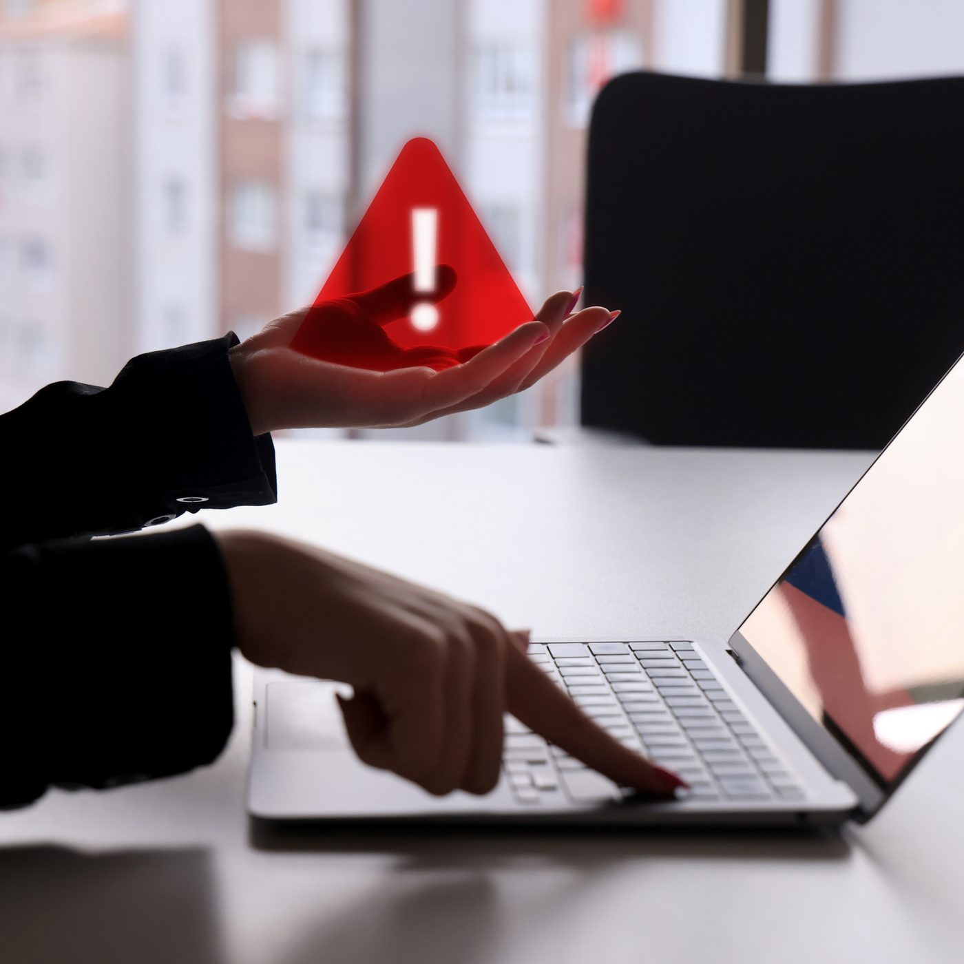 Symbole d'alerte rouge au-dessus d'un ordinateur portable, avertissement de sécurité