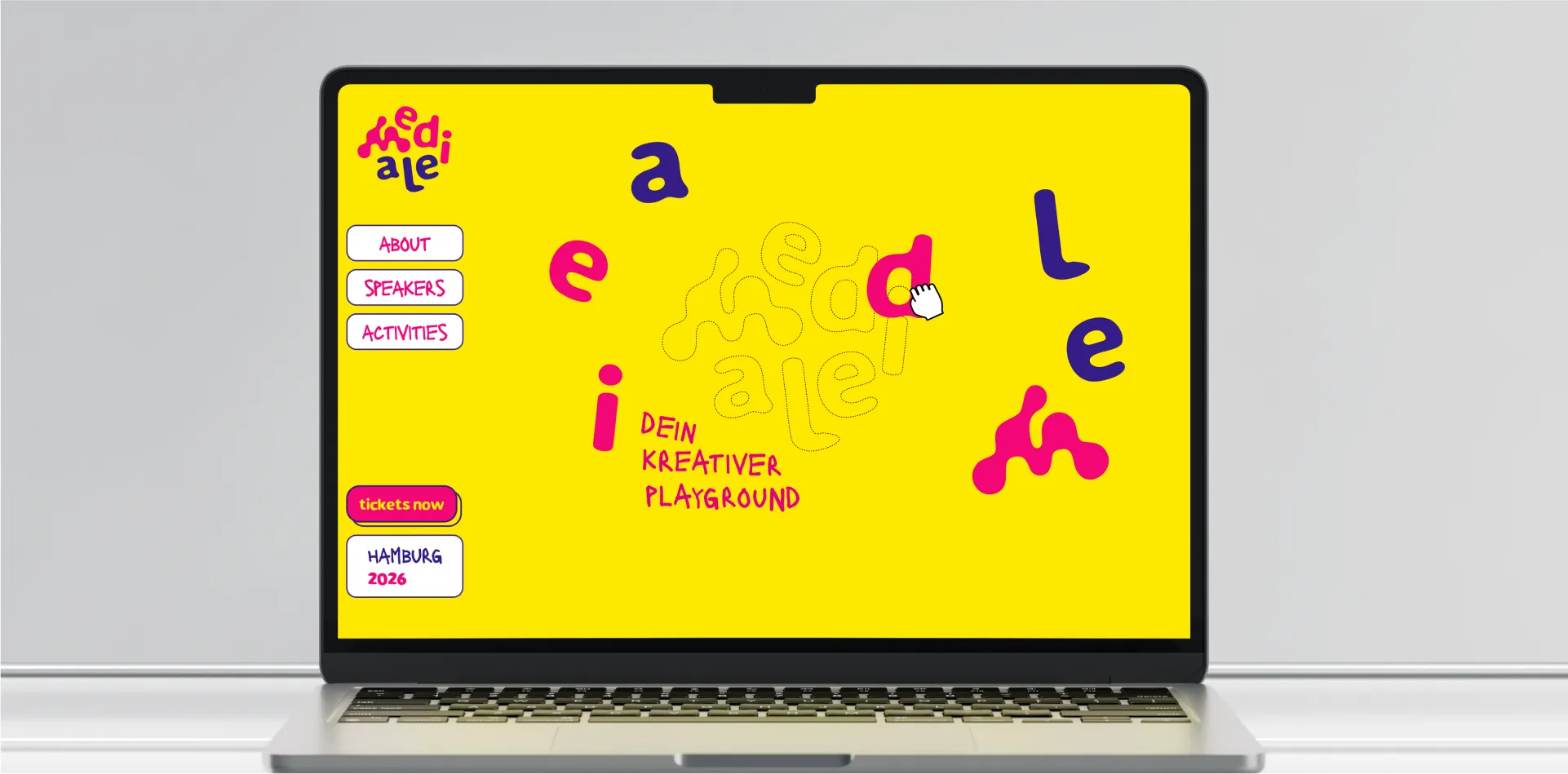 Laptop-Mockup mit interaktiver Mediale-Website, auf der Buchstaben des Logos spielerisch per Cursor bewegt werden.