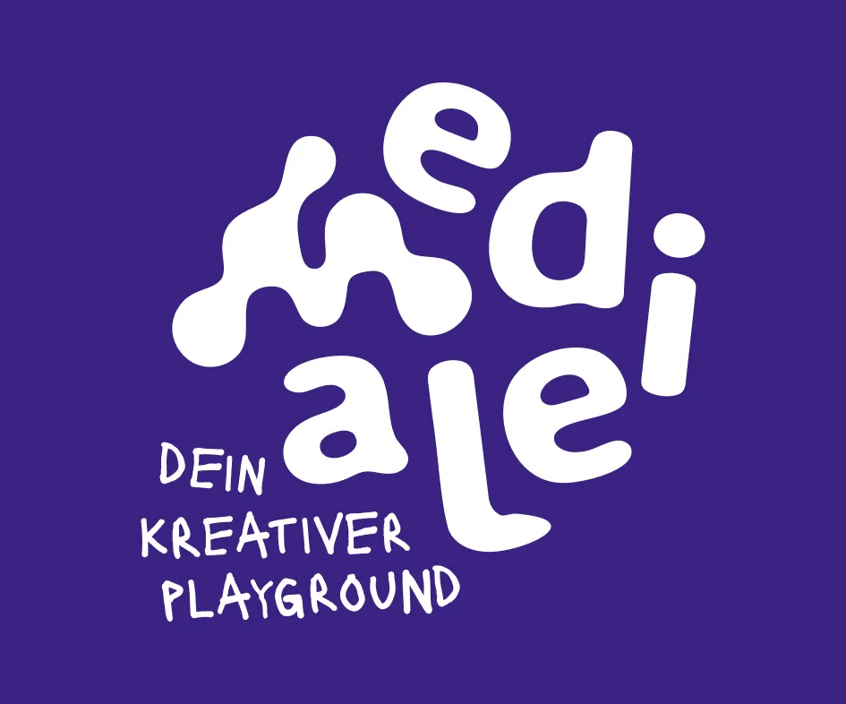Weißes Logo „mediale“ auf violettem Hintergrund mit dem Claim „Dein kreativer Playground“