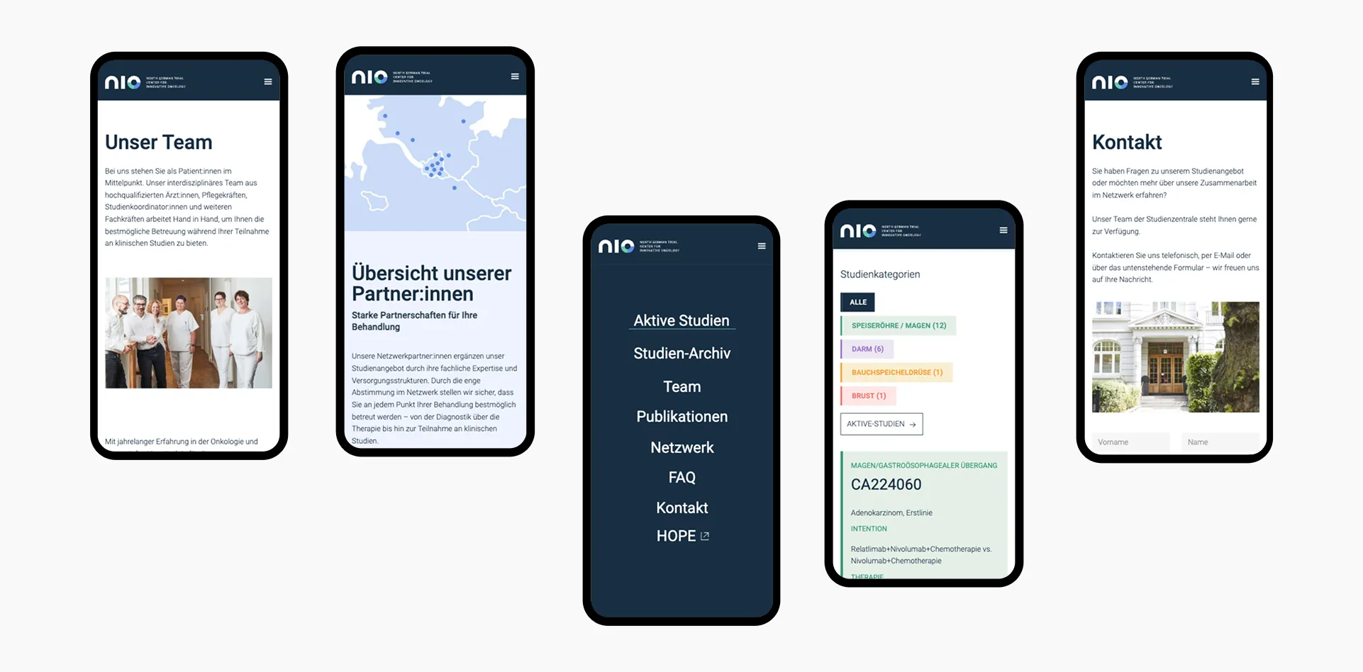 Übersicht mehrerer mobiler Screens der NIO-Website mit zentraler Navigation, Team-Seite, Partner:innen-Übersicht, Studien-Archiv, Filteransicht und Kontaktseite. Darstellung des responsiven Webdesigns und der mobilen Nutzerführung.