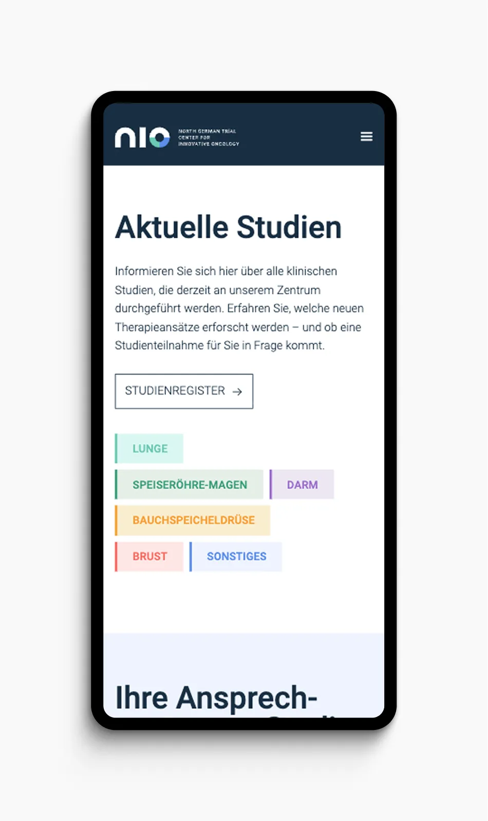 Mobile Ansicht der NIO-Website mit der Seite „Aktuelle Studien“. Sichtbar sind erklärender Einführungstext, ein Button zum Studienregister sowie farbcodierte Filterkategorien wie Lunge, Speiseröhre-Magen, Darm, Bauchspeicheldrüse, Brust und Sonstiges.