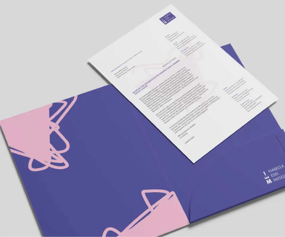 Briefpapier und Umschläge des Isabella Edel Museums mit reduziertem Layout und subtil integrierter grafischer Identität.