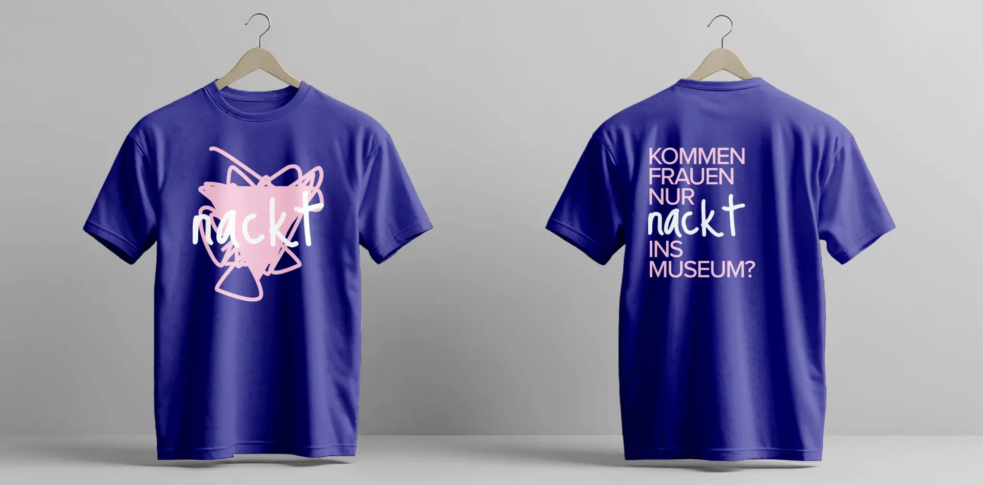 Blaues T-Shirt mit Key Visual auf der Vorderseite und dem Claim „Kommen Frauen nur nackt ins Museum?“ auf der Rückseite.