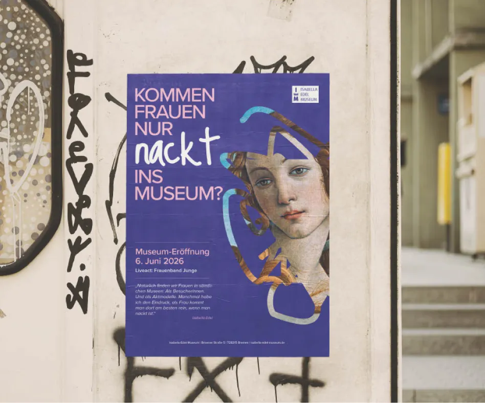 Plakat des Isabella Edel Museums im urbanen Umfeld mit dem Ausstellungstitel und dem zentralen Key Visual.