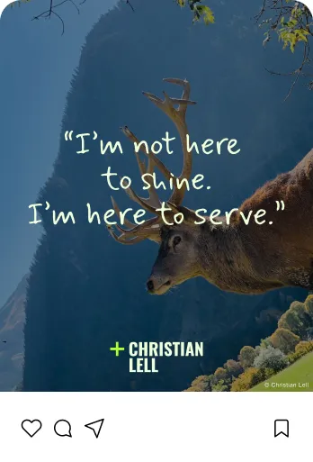 Portrait eines Hirsches mit großem Geweih vor einer Bergkulisse bei Nebel, mit dem Zitat: „Ich bin nicht hier, um zu glänzen. Ich bin hier, um zu dienen.“ und dem Namen Christian Lell.