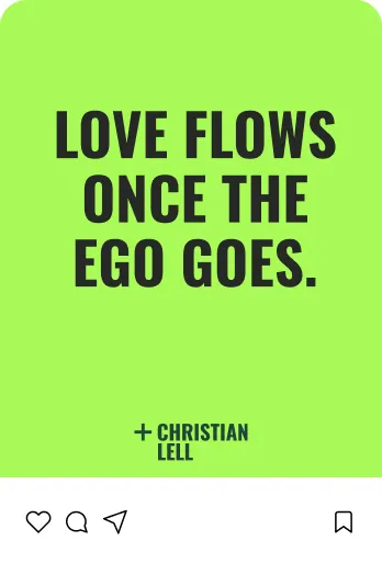 "Liebe fließt, sobald das Ego verschwindet." Zitat von Christian Lell auf grünem Hintergrund mit Social-Media-Symbolen darunter.