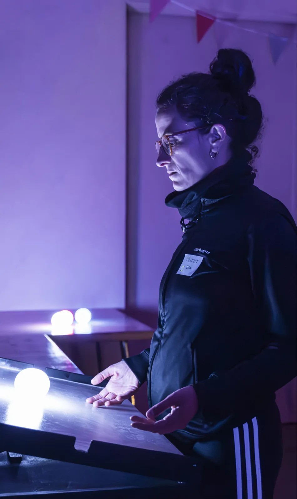 Teilnehmerin in Interaktion während eines Workshops – Fokus auf Zusammenarbeit, Bewegung und Empowerment