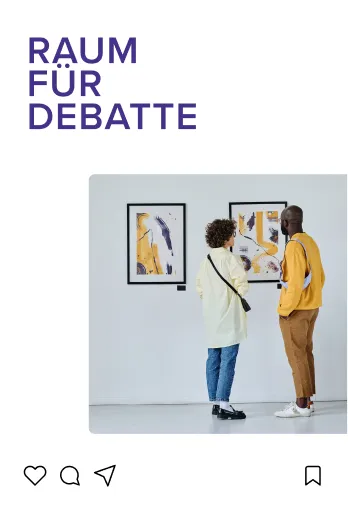 Zwei Personen betrachten abstrakte Kunstwerke in einem weißen Ausstellungsraum mit dem Text 'RAUM FÜR DEBATTE' darüber.