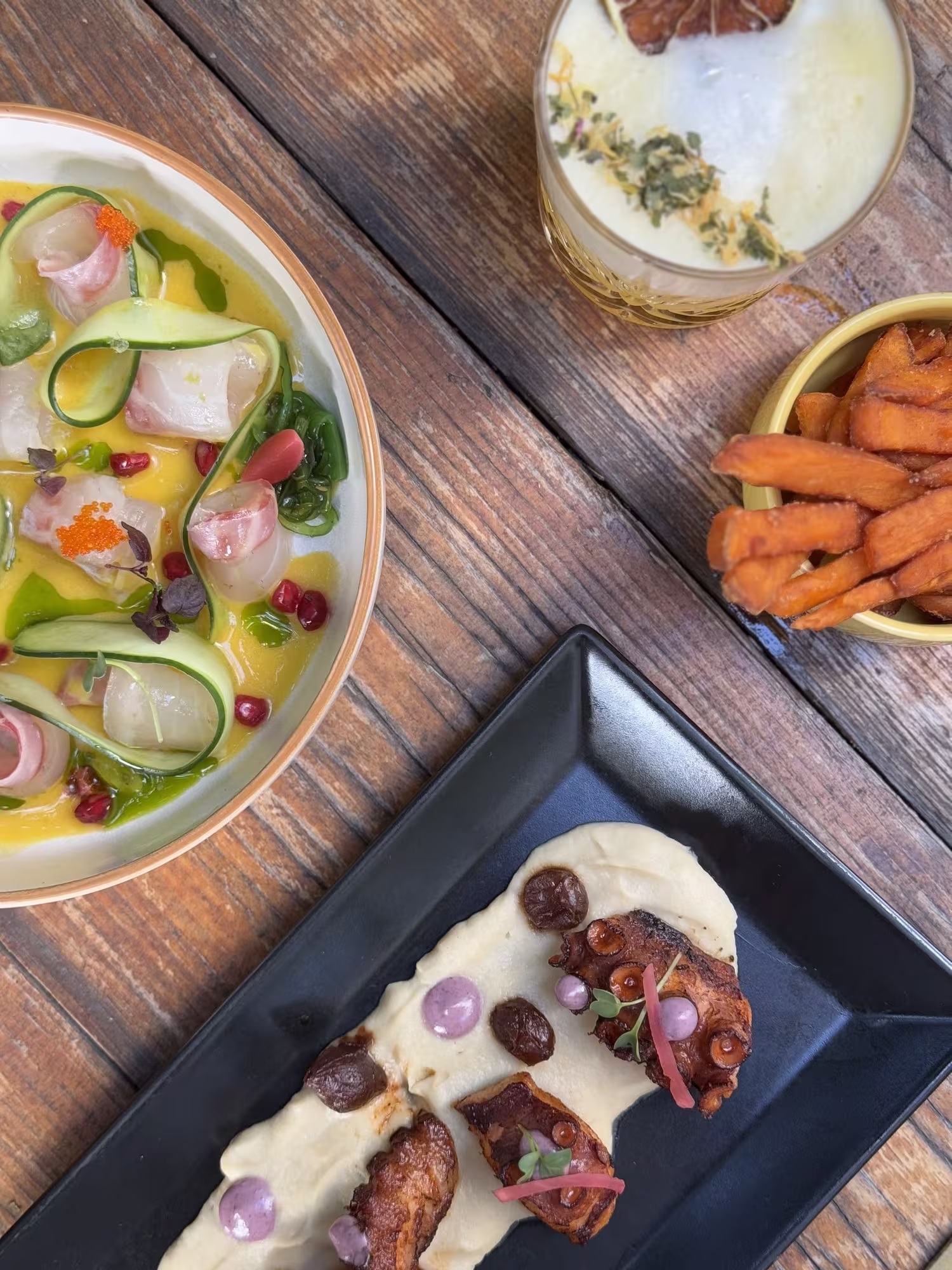 Les classiques de la cuisine péruvienne servi au restaurant Le Jules-Edouard à Genève tel que les calamars grillés et tirado