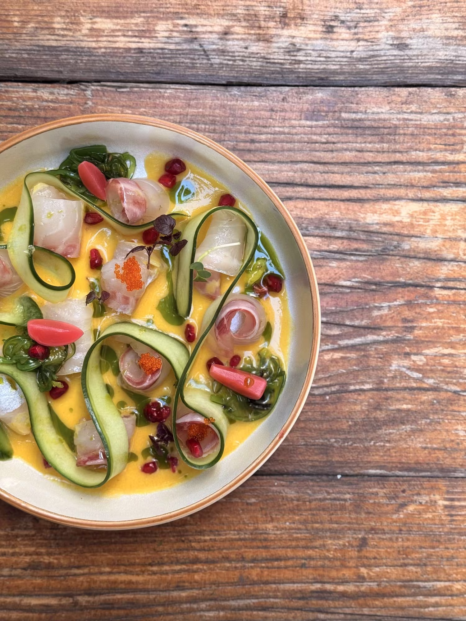Tiradito de daurade à la passion, plat péruvien frais et exotique servi au Jules-Edouard à Genève