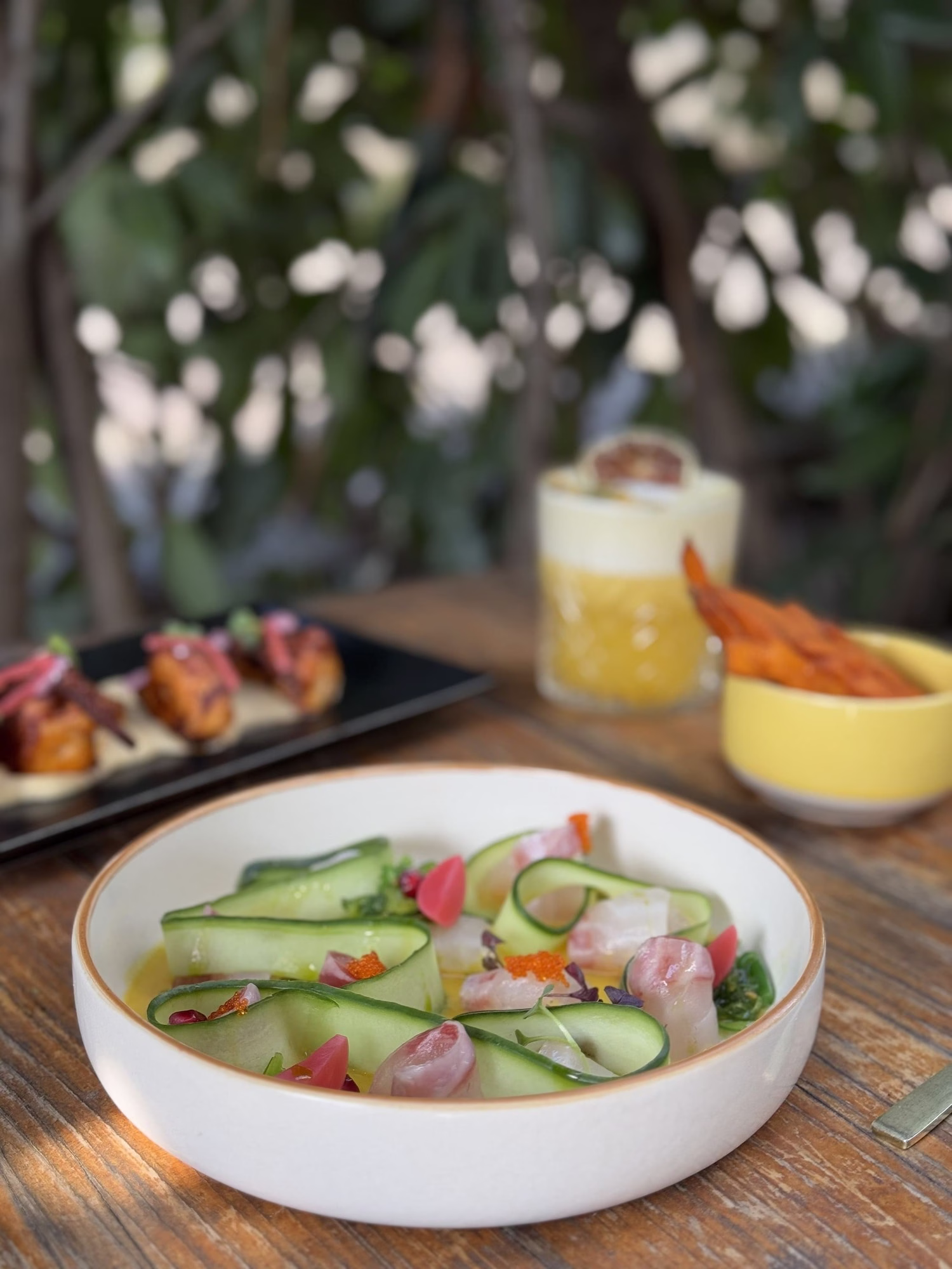 Tiradito de daurade à la passion et calamars grillés, plat péruvien frais et exotique servi au Jules-Edouard à Genève