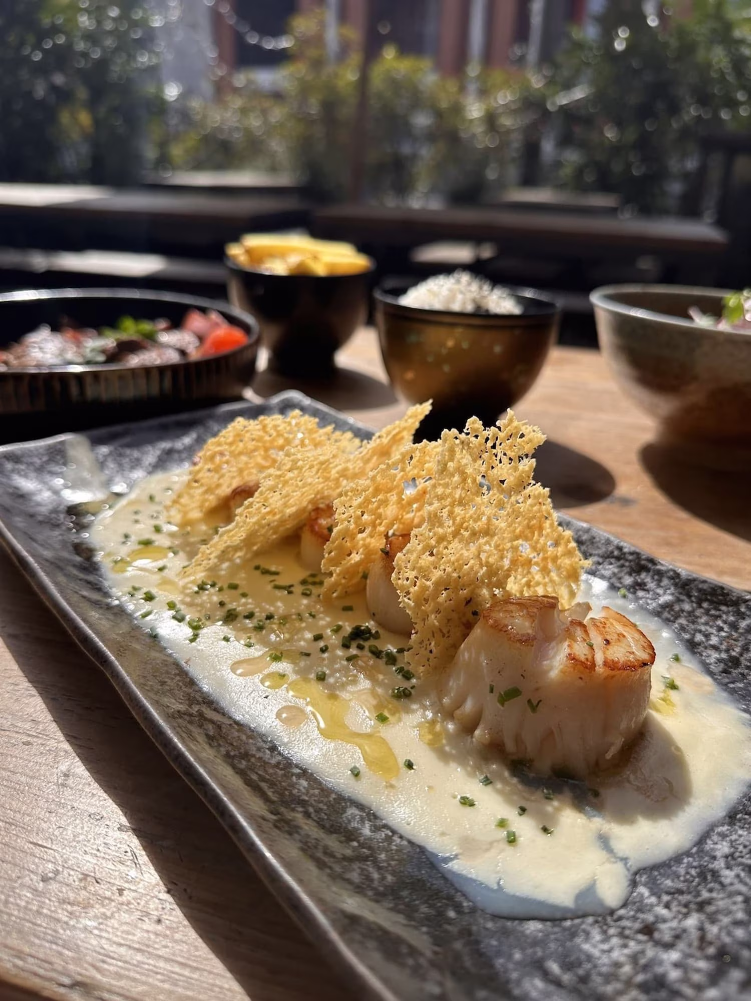 Tiradito de Saint-Jacques Nikkei, délicates tranches de noix de Saint-Jacques aux saveurs fusion nippo-péruviennes, servi au Jules-Edouard à Genève