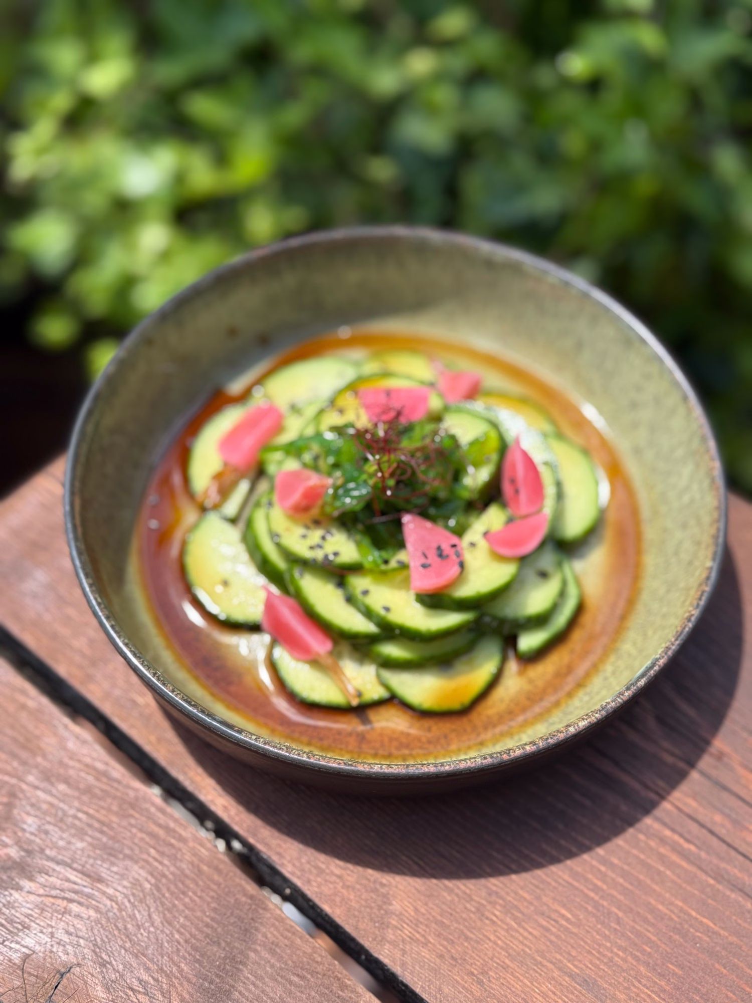 Salade vegan colorée du restaurant Le Jules-Édouard à Genève