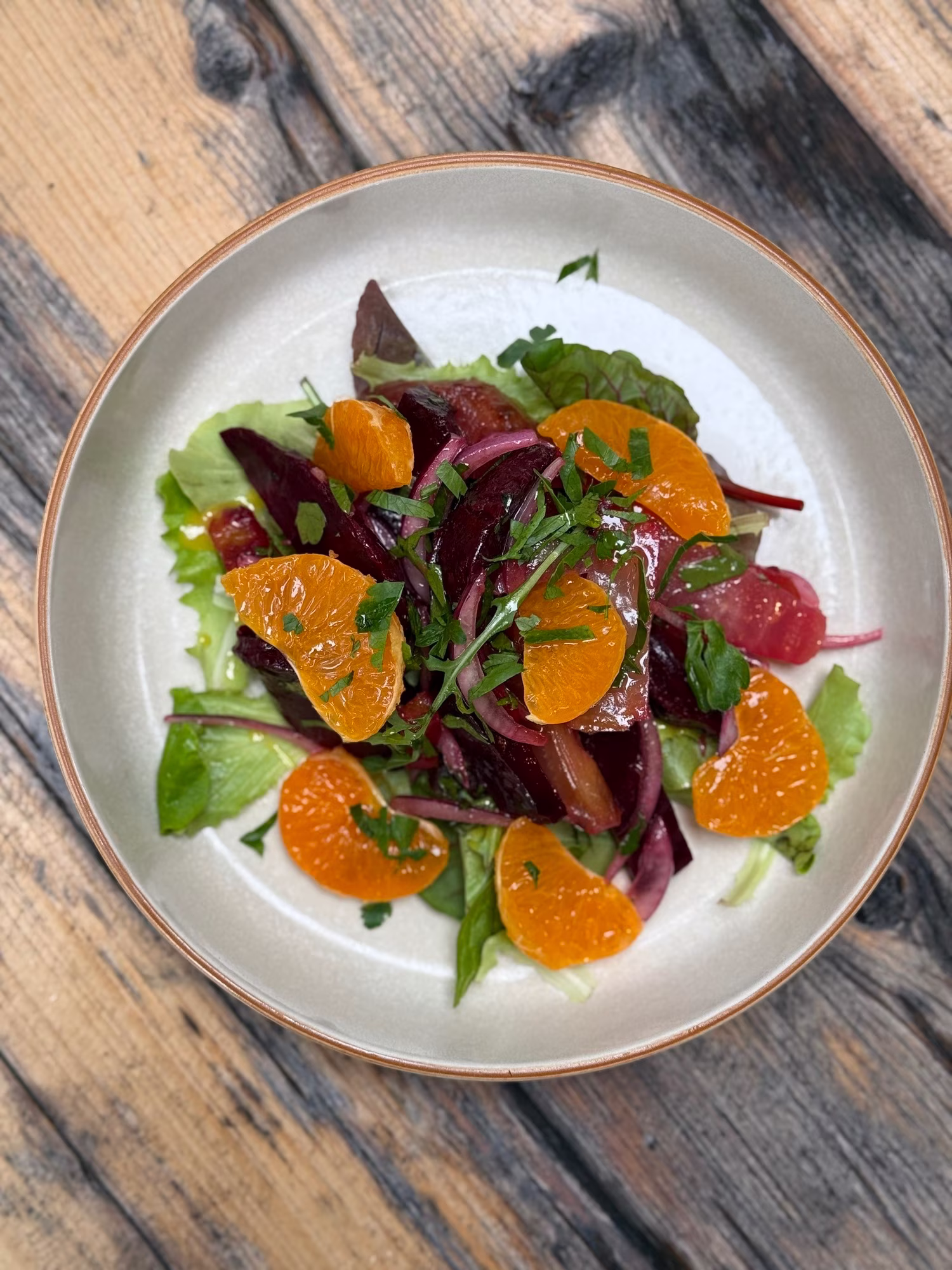 Salade végétarienne colorée et de saison servie au restaurant Le Jules-Édouard, avec légumes croquants et assaisonnement maison