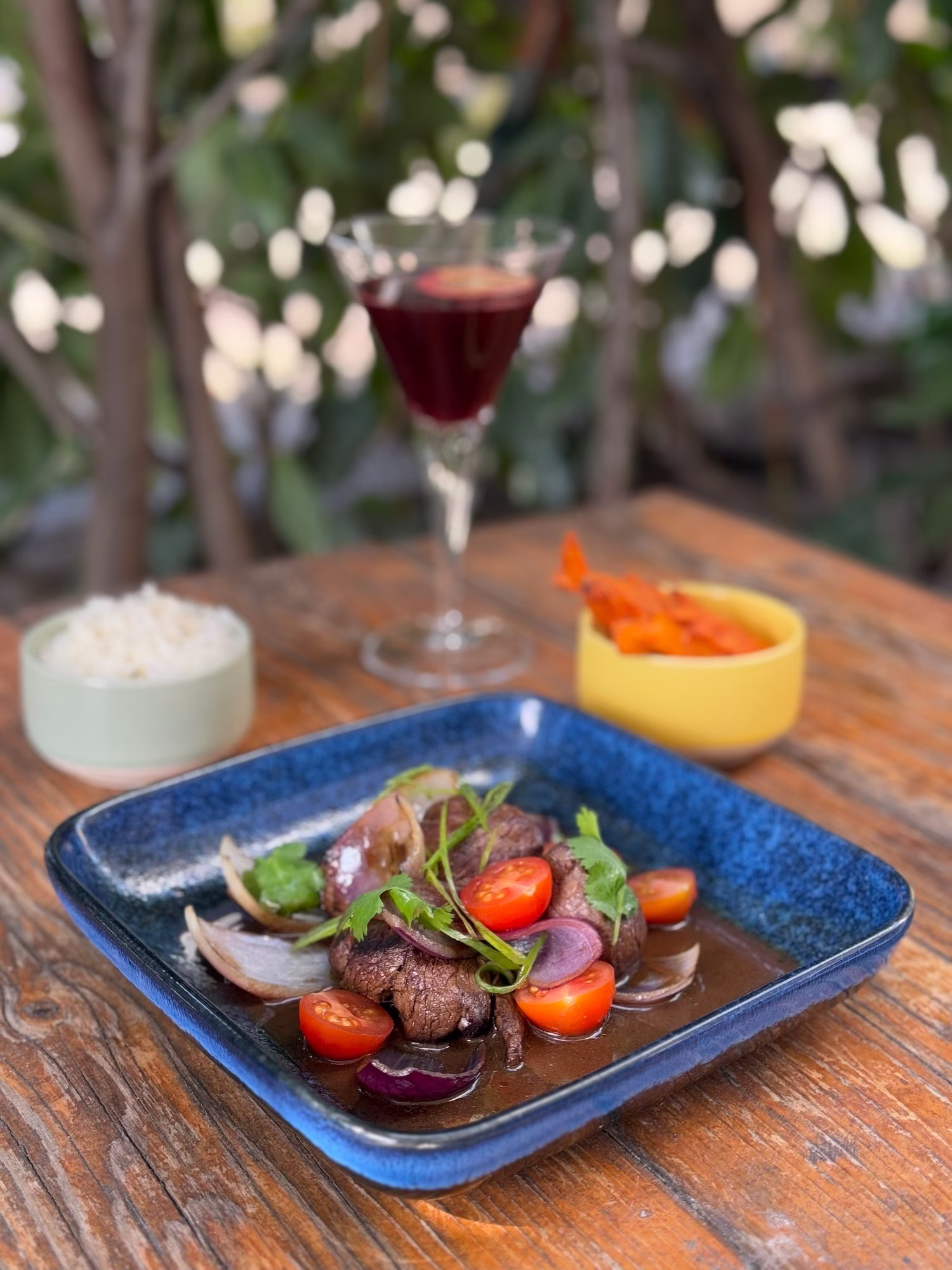 Lomo Saltado du restaurant Le Jules-Édouard, sauté de bœuf à la péruvienne avec frites maison et légumes croquants