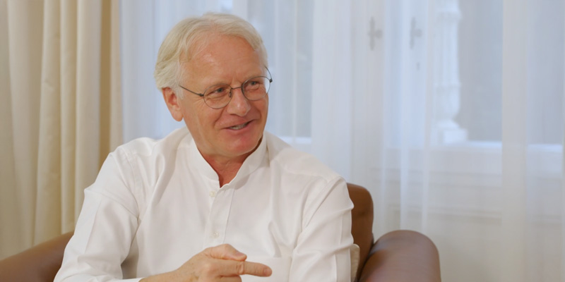 Ronald Göthert erklärt etwas in einem SBB Coaching