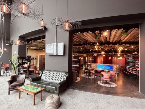 Levendige ontmoetingsplek met tv-set en café voor Play Zuid ontworpen door Deusjevoo