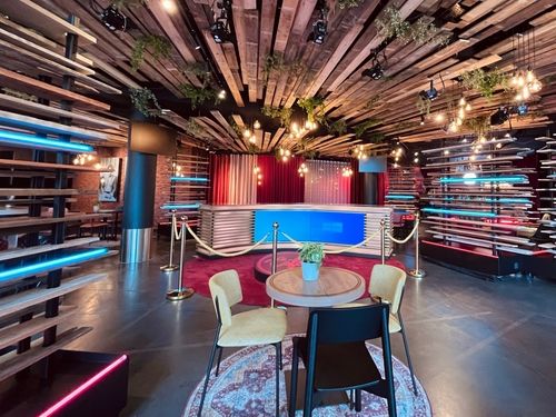 Levendige ontmoetingsplek met tv-set en café voor Play Zuid ontworpen door Deusjevoo