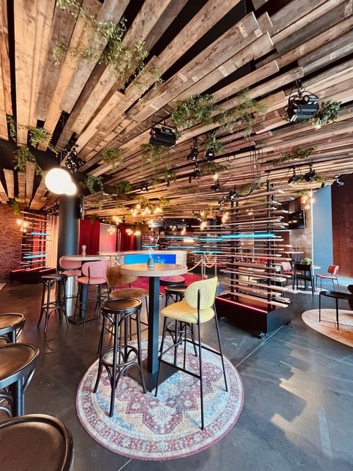 Levendige ontmoetingsplek met tv-set en café voor Play Zuid ontworpen door Deusjevoo