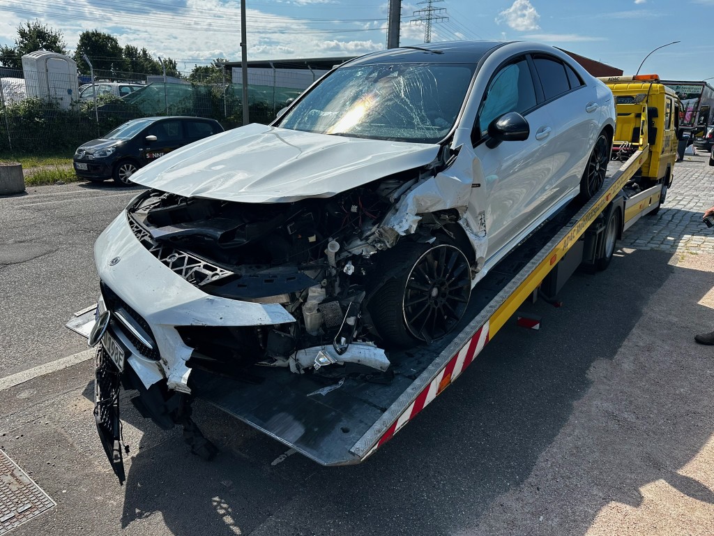 Kfz Gutachter bei der Arbeit
