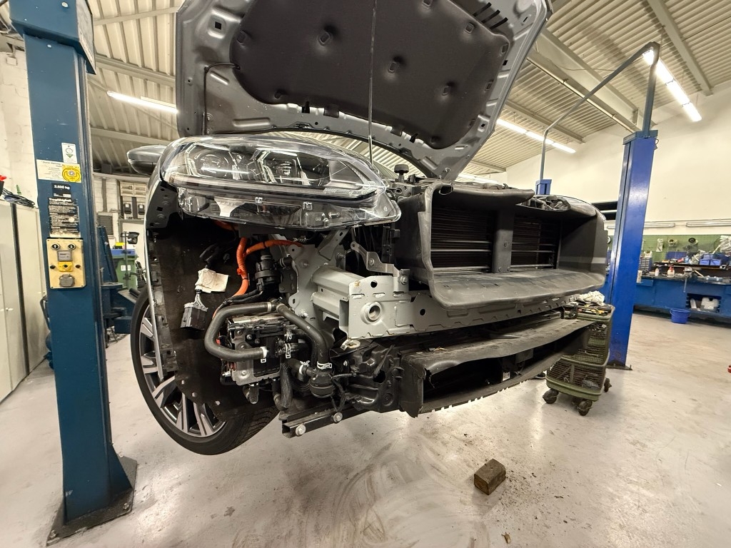 Kfz Gutachter bei der Arbeit