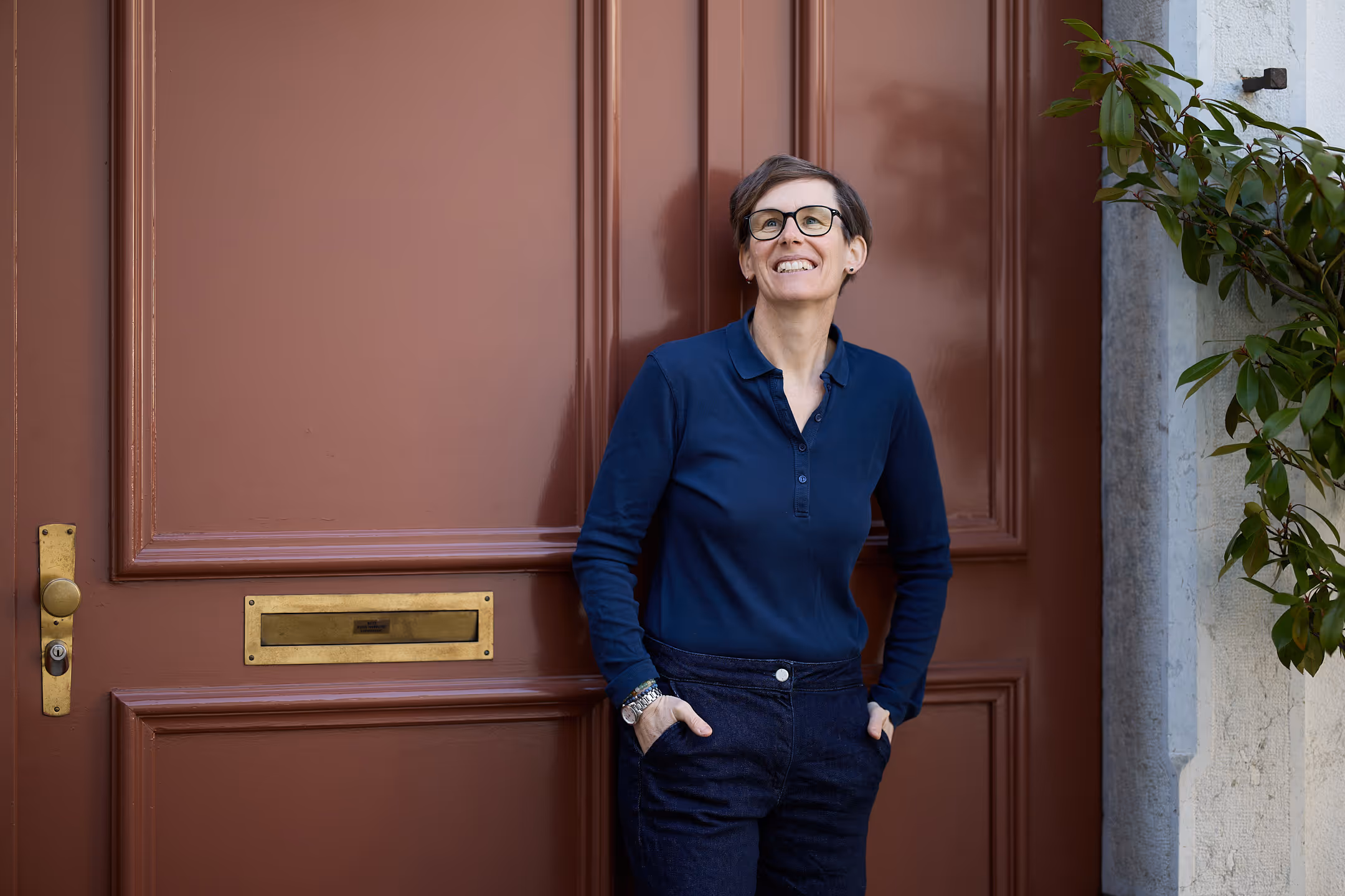 Nadia Lehnhard steht vor einer Tür eines Hauseingangs
